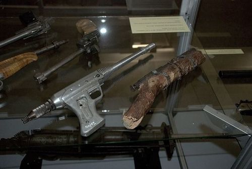 diyselfdefense: An exhibit of confiscated homemade firearms at a police museum in Prague