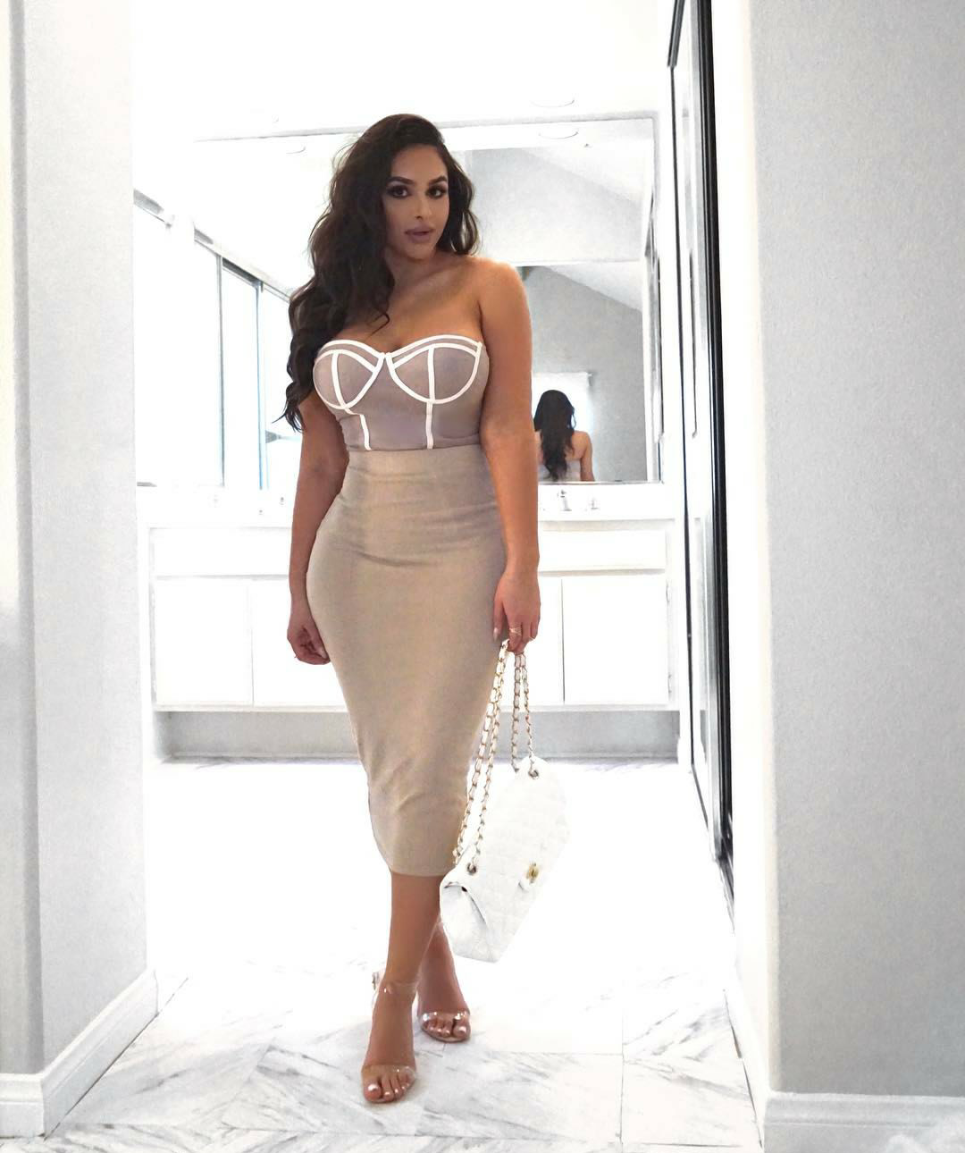 goood-thickness:She’s got it all around
