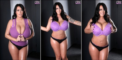 ampleboobscleavage:  Leanne Crow 