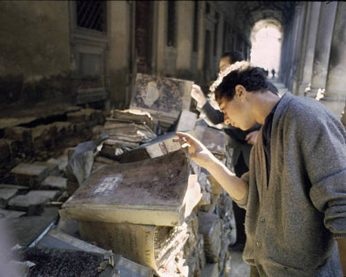 speciesbarocus:The arcades of the Uffizi in Florence after the flood, 4 Nov. 1966.> Photo: Raffae