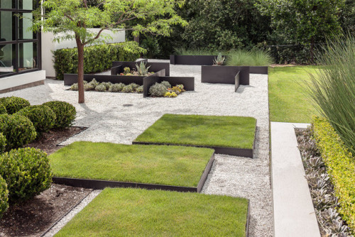 Garden by Exterior WorldsInstead of the conventional stepping stones, this garden incorporates large