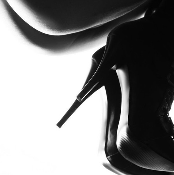 rosi69:  apprehensive-adventurer:  Can’t get enough heels   (^.^)