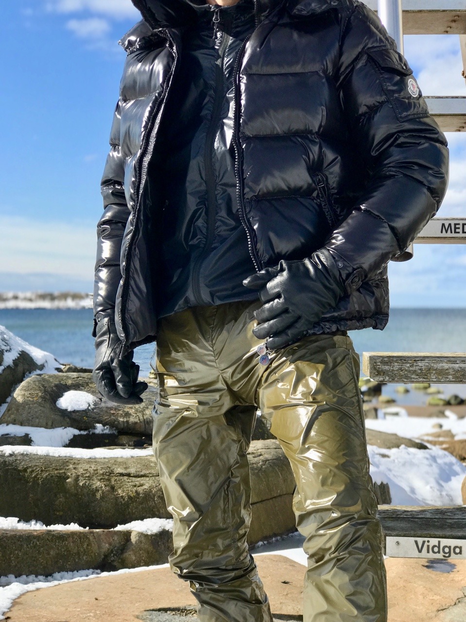jockeshinylover:A fucking hot and shiny day on the beach, in my army green R@ZZ pants