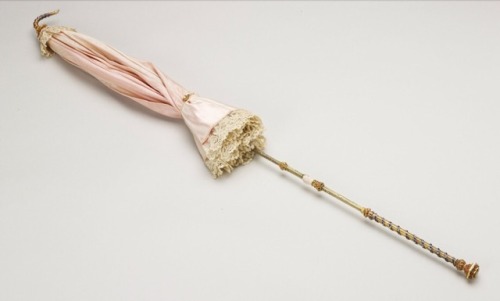 thequeenvictoriafiles:Beautiful pink silk and Honiton lace parasol, featuring an enamel hand wearing