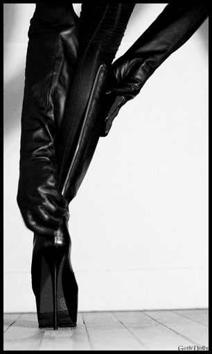 leatherleatherlady:  Since I am on leather GIF.http://www.leatherleatherleather.com/2016/08/another-leather-gif.html