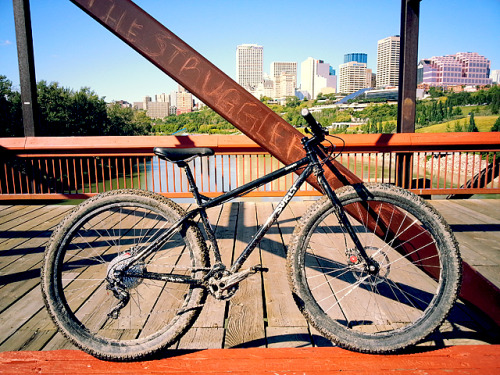 joiedevelo: Surly Krampus is one helluva fun bike. Especially stealthed out (all black), this whip l