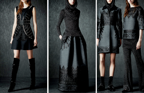 serenityharkness:starofthemourning:ashen-fae:fashion-runways:Alberta Ferretti Pre-Fall 2015Oh my, th