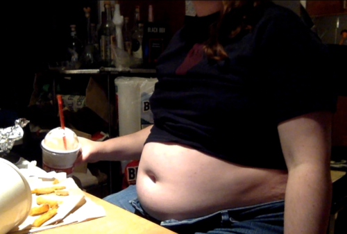 peachypearchub:some screenshots from my video/ sponsored feeding, I can’t get over how big I am getting 