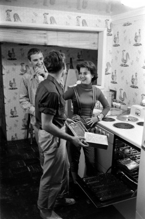 theniftyfifties: Natalie Wood, Dennis Hopper and Nick Adams make dinner, 1954.