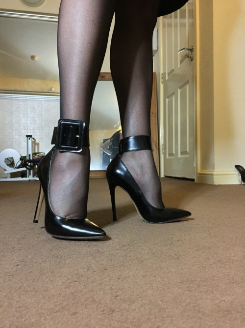 mistresszena:  Worship, lick, adore these  Then repeat all weekend long :)