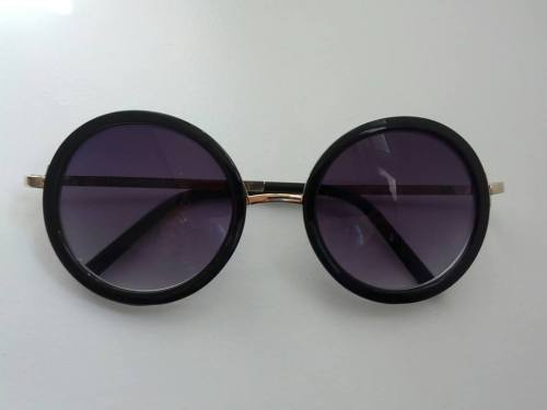barefootinparis:  barefootinparis:  my new fave glasses  omfg the notes <3