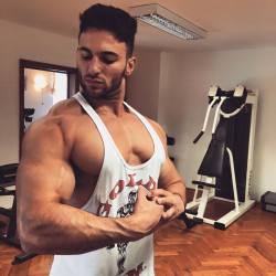 fagwhore4arabdesimasters:  WORSHIP ARAB MUSCLE:33d