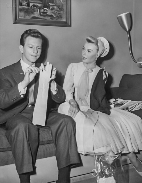 crushondonald:Donald O'Connor does a take-off on Vera-Ellen by pretending to knit a woman’s glove on