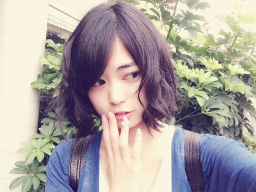 acehikari4:  xxxakaskorpion:  Maeda Ami G+ 2014/08/13  今日髪切りました♡10年ぶりのボブヘアー♡Today I cut my hair ♡Bob hair after 10 years ♡どーですか？？How is it??  Comments:  Maeda Ami本当に切ったよ！！ウィッグとかじゃなくてヾ(●’`●)ﾉI