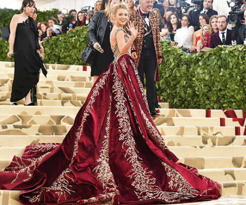 wesleygasm:Blake Lively in Custom Versace Embroidered Gown that took 600 hours to hand-create at the