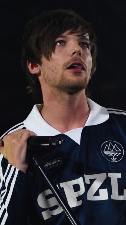 tomlinsonedits - Louis performing in Birmingham today (04/05)