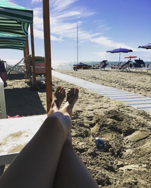 ♥️ #happy #hippiefeet #ocean #beach #bellaitalia #feet #toes #legs https://www.instagram.com/p/CEoxA