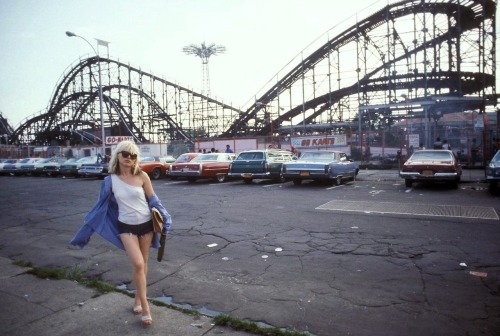 thegoldenyearz:Debbie Harry by Bob Gruen, Coney Island, NY, 1977