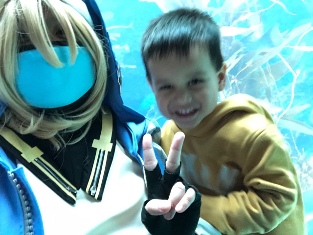 Earlier this week i went with my moms side of the family to the aquarium again and took a pictures with my brother mateo 