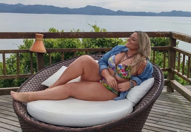 italiankong:  Wow! Gorgeous, thick plus model, Aline Zattar. Brazilian beauty. 