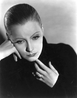 wehadfacesthen:  Greta Garbo, 1931, photo