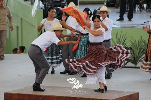 Ay no'mas no'mas, me gusta esa morenita y con ella me casaré. #ViveOaxaca #Sotavento #LomaBon