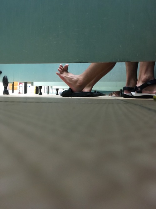 hk16dickboy:唔知佢地係入面做咩呢 我想睇答案