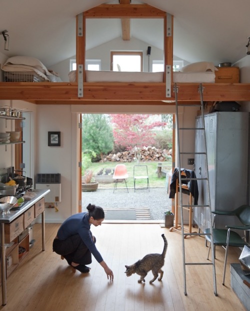 mrcallibister:    A garage turned into a 250 square-foot tiny home    Thats pimp but where is the TV