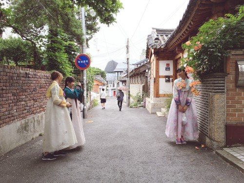 Hanok and Hanbok: just another lunch hour near Seoul Selection’s office.Get SEOUL Magazine (iO