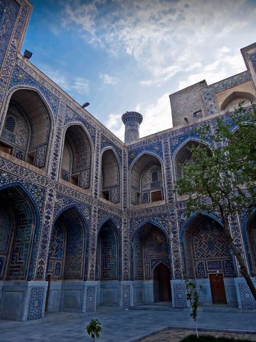 Courtyard of Tilya-Kori Madrasah, Samarkand / Uzbekistan (by releasethedogs).