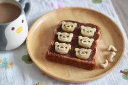 fullcravings:  Choco-Banana Rilakkuma Toast  I want bears on my toast!