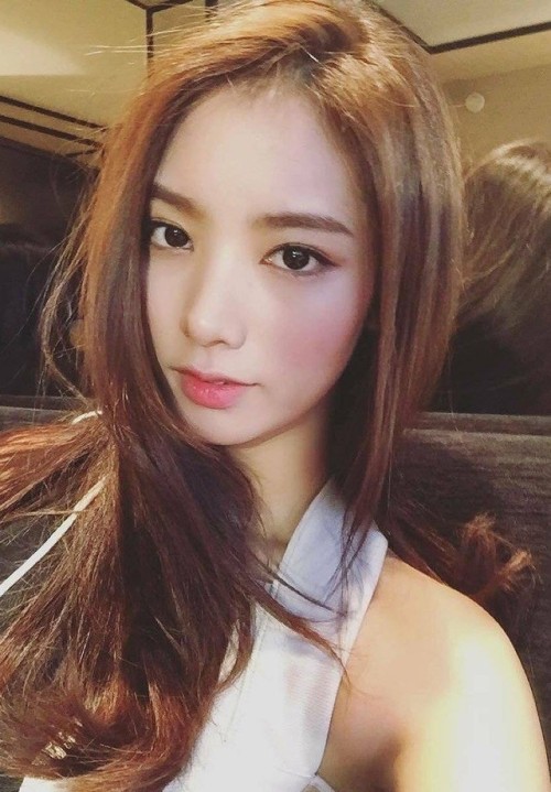irubishootip0st:  footlongwonder: irubishootip0st: stunning beauty! Oh my I can’t get enough of her  going crazy for her