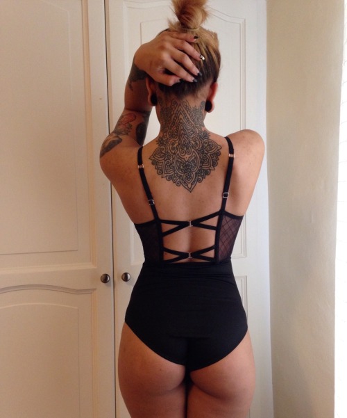 f4nnyf00k: mia-redworth:  Had to get a picture of the back of my new body from topshop, such a good find   You’re so perfect 