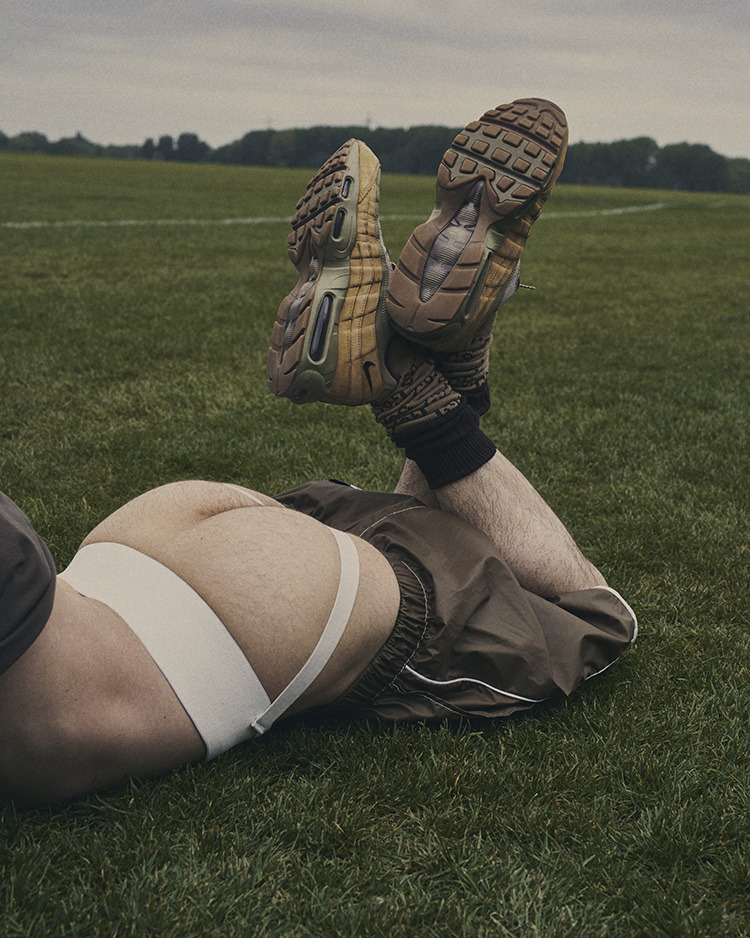 simonthiselton: Zoo Magazine Photography: Simon Thiselton Styling: Thomas Davis Grooming: