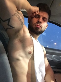 pedroxxvm:  Gun show now open, 😬☝🏼️