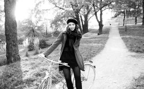 hotgirlsintrenchcoatsonbikes:  Rowerzystka Miejska