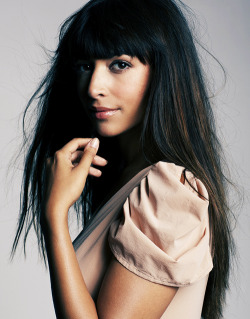 hermione:  Hannah Simone photographed by
