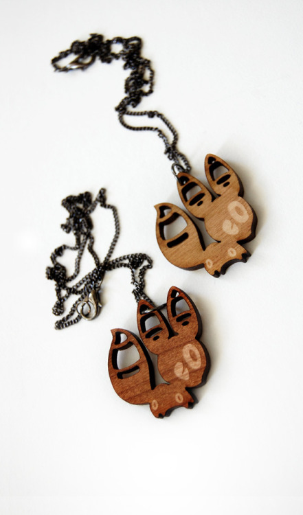 storyofthedoor:I made Umbreon necklaces. o3o !!!! They turned out really cute!!! AAAAAAAA I worked o