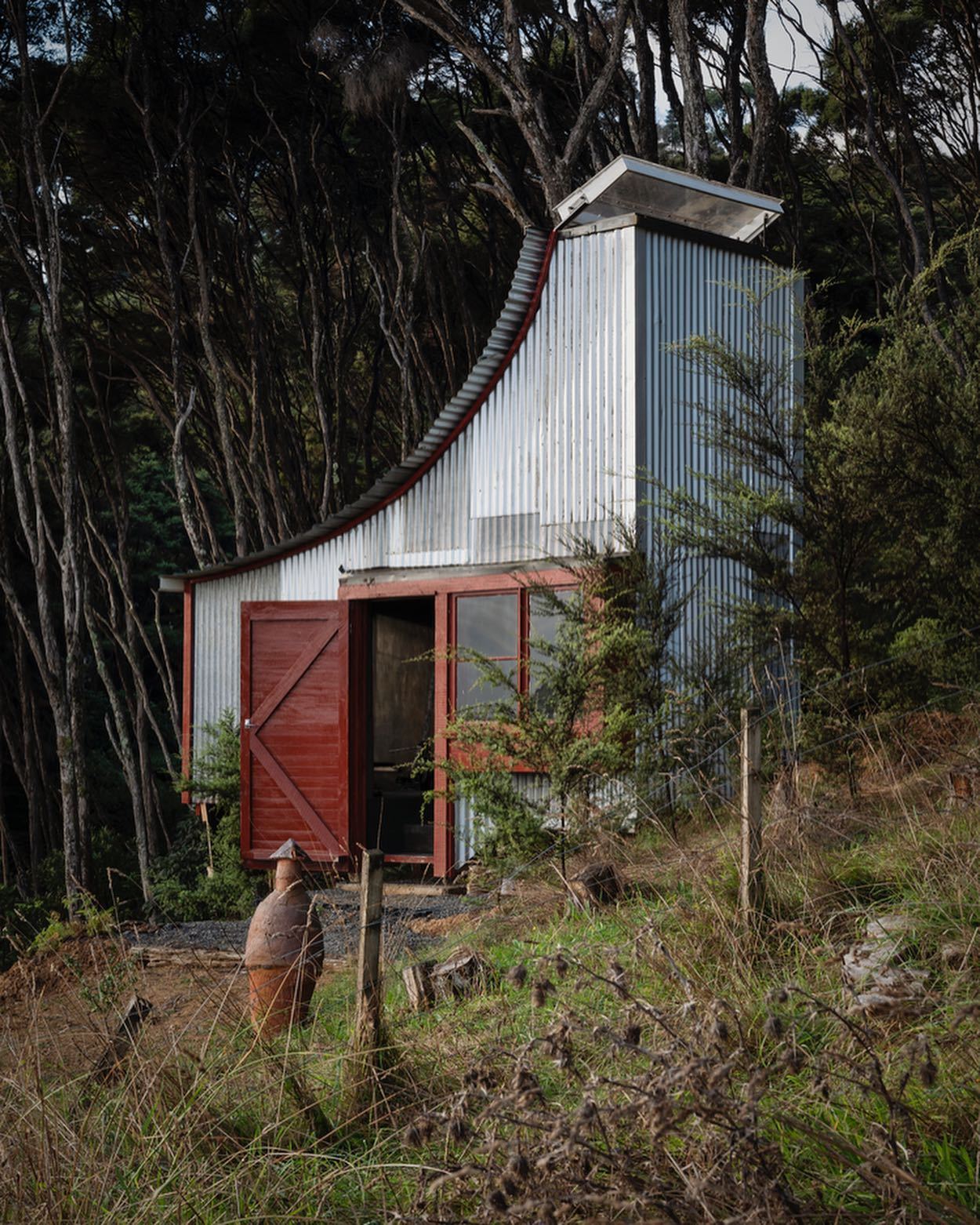 The Picalo Cabin in Coromandel, New Zealand.  Designed by @gerarddombroski Photographed by @samuel_hartnett More photos on @cabinporn.