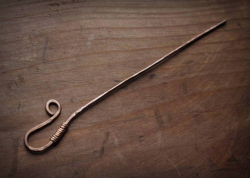 A scarf or hair pin, hand-forged of pure bronze.The pin measures 17 cm and works perfectly for most 