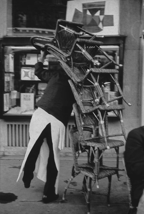 poboh:Flore café, Paris, 1959, Henri Cartier-Bresson.Via  Taringa