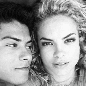 magicluar:  “Eles se amam. Todo mundo sabe mas ninguém acredita. Não conseguem ficar juntos. Simples. Complexo. Quase impossível  Ele continua vivendo sua vidinha idealizada e ela continua idealizando sua vidinha. Alguns dizem que isso jamais daria