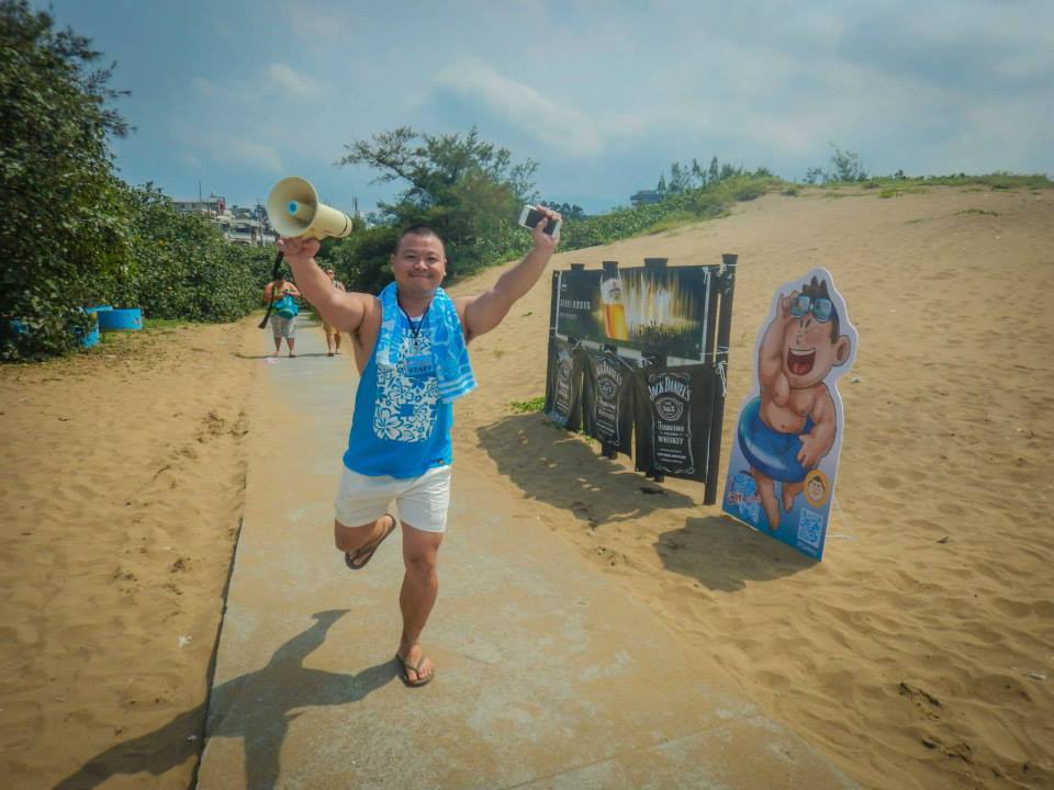 noodlesandbeef:  gaymanga:  Bear Festival (熊祭) is a huge bear beach party in