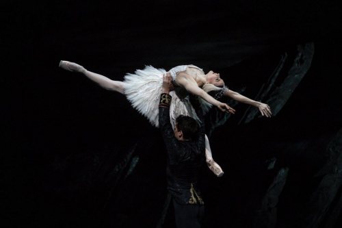 enchanted-keys:Claire Calvert and Nicol Edmonds in the stage call for Swan Lake (Royal Ballet 2022)-