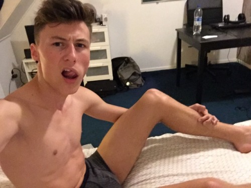 oskarishorny: spicehead:  Some pictures of me i thought were kinda hot. I hope you guys like them. S