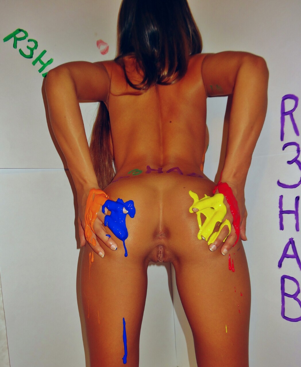 madisonivy420:  #BodyPaintFanSigns Paint drippin down my Ass like Cum 4 @djr3hab…Who