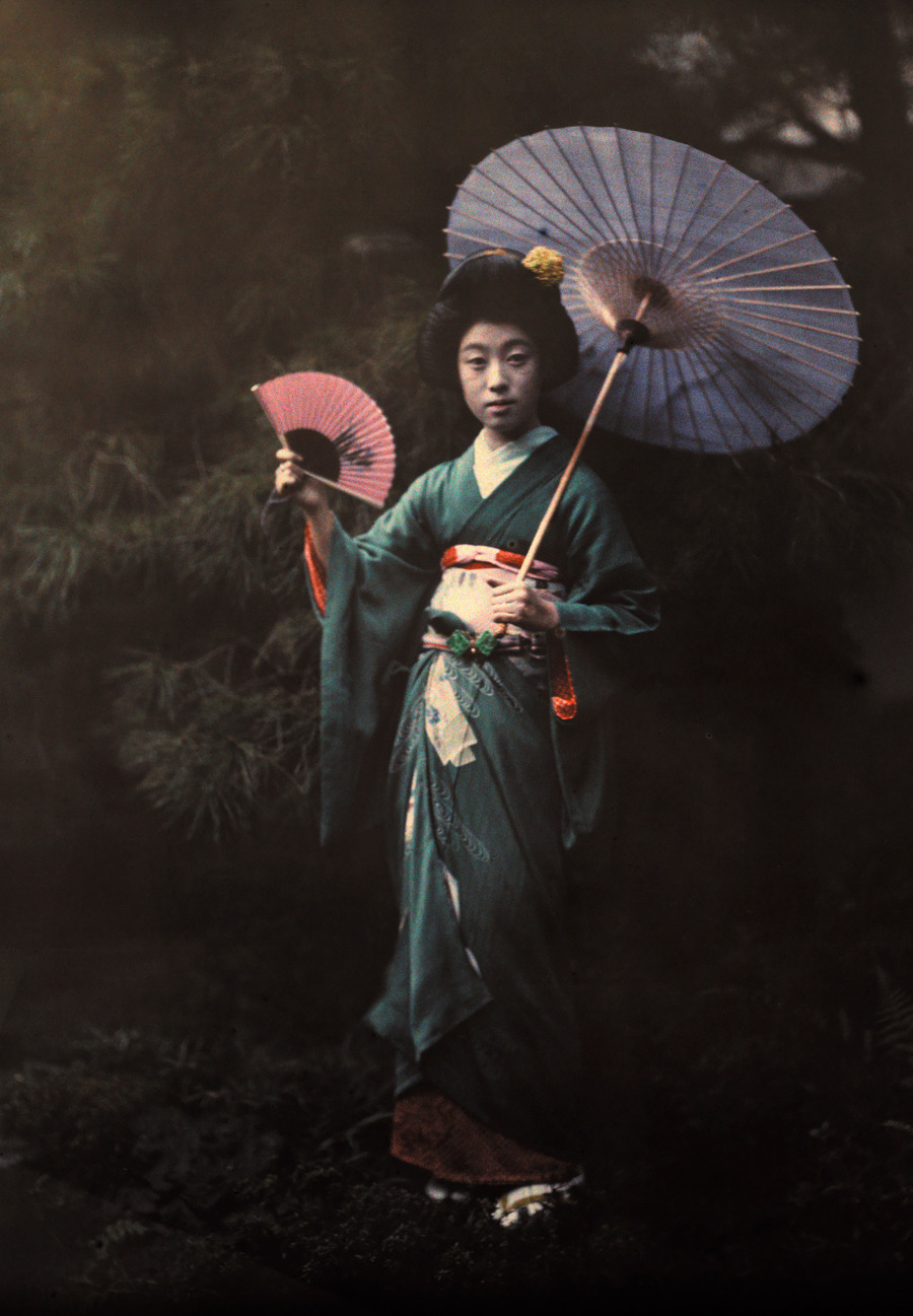 taishou-kun:  natgeofound:  A Geisha girl poses in her Kimono in Kyoto, June 1927.Photograph