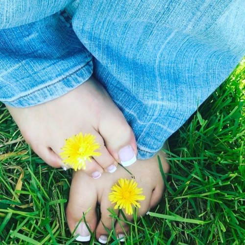 Feeling spring creativity#frenchtiptoes #frenchpedicure #archqueen #archqueenforareason #longtoes 