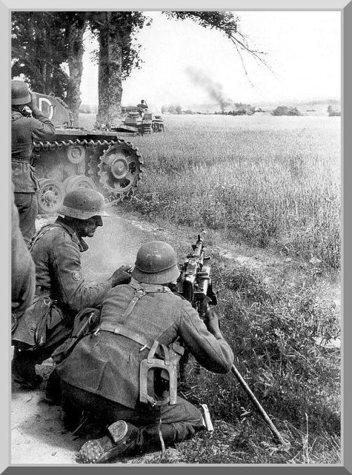 enrique262:MG 34 set-up as a heavy machine gun with the use of a tripod, firing at distant targets w