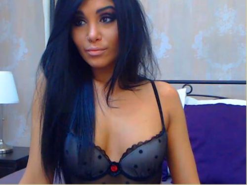 Certainement l'une des plus belle fille de la soirée en live webcam cette brunette est une pu